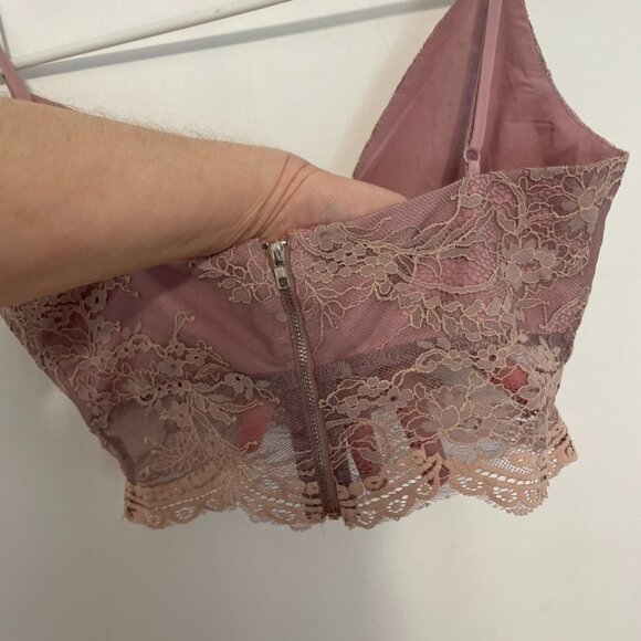 TOBI Lauren Lace Cropped Top Mauve Pink / Purple V-Neck Scalloped Hem Crop Top M - Picture 14 of 16